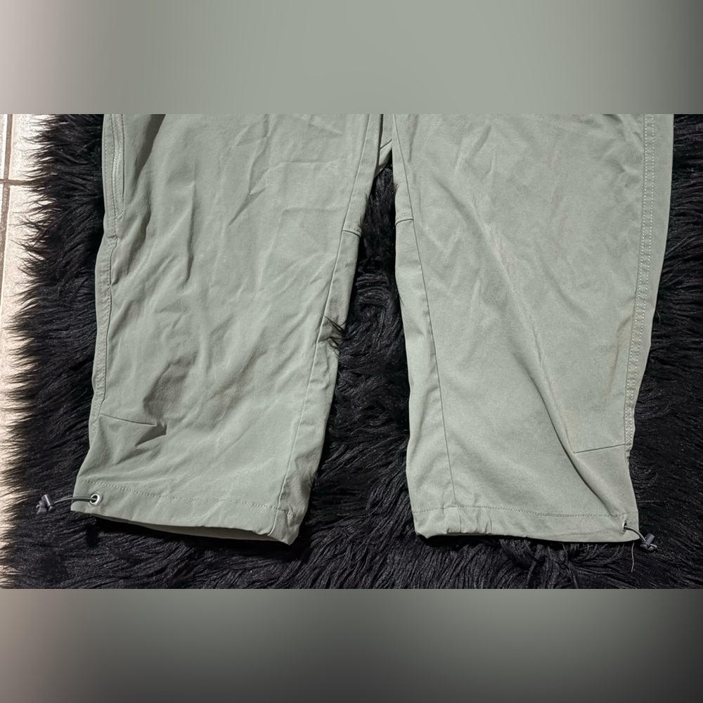 Columbia Hiking Green Omni-Shield Outdoor Adventurous Woman Capris w/ +pockets - Picture 6 of 6